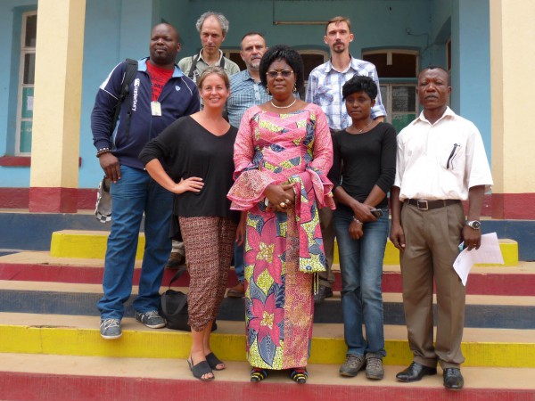 04 The team with the mayor of Boma (Marie-Josée Niongo Nsuami)