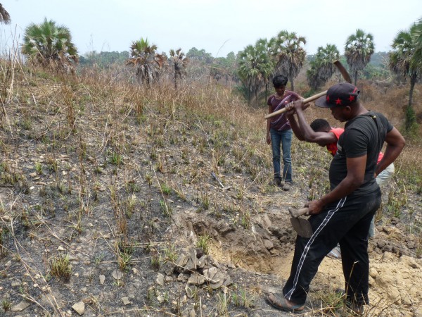 14 Digging to find an outcrop in the middle of the Manzadi valley