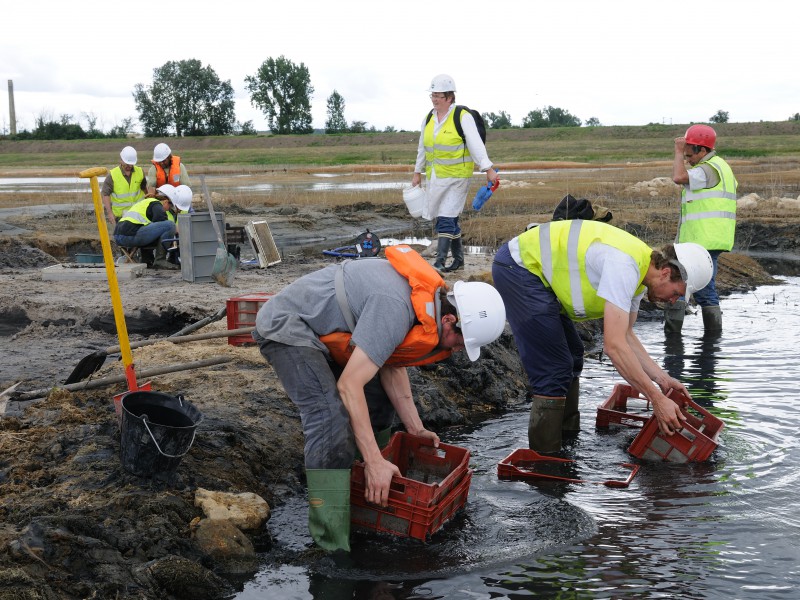 01 Screen-washing by Floréal Solé (left) and Eric De Bast (right) during the 2012 fieldwork in the upper Paleocene of Rivecourt, France