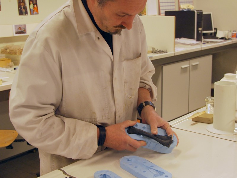 06 Preparator Fabrice Vanderlinden molding and casting postcranial elements of European mesonychid mammals