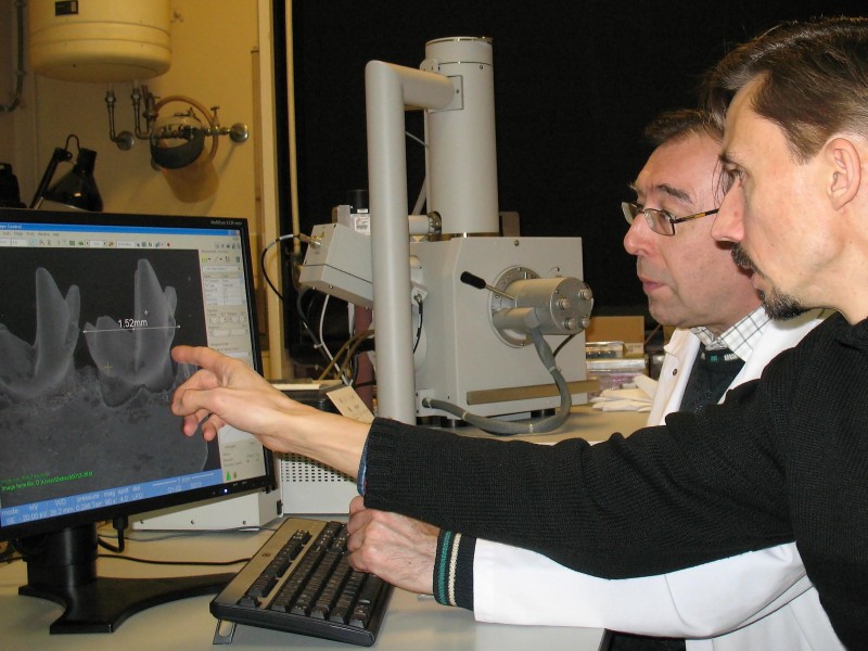 08 Thierry Smith (front) and technician Julien Cillis (back) taking SEM pictures and measurements of a small Paleocene mammal jaw with a Scanning Electron Microscope