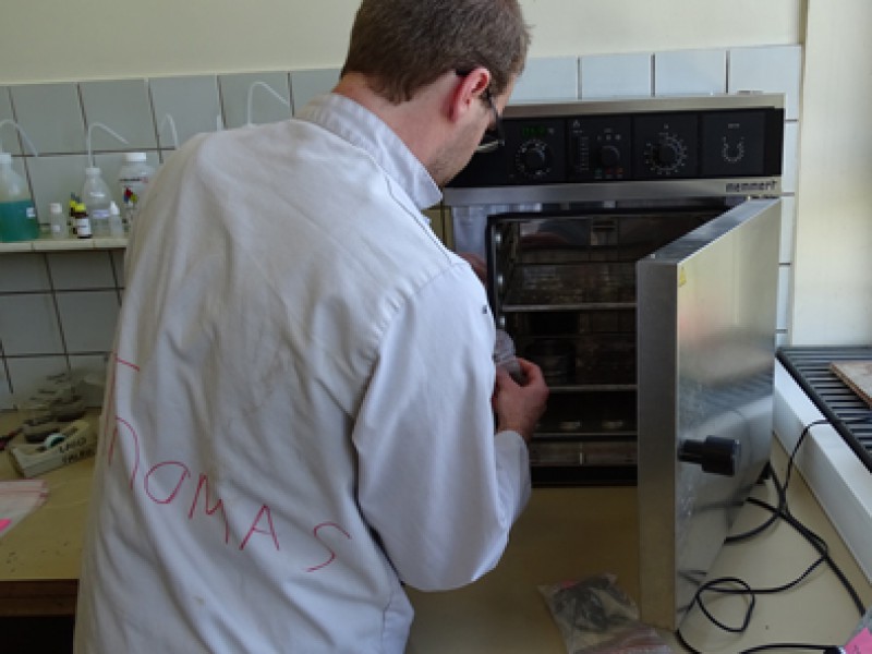 01 Thomas Steeman drying the palynological samples in an oven