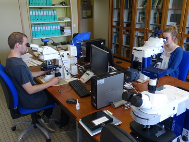 05 Researchers Thomas Steeman (left) and Julie De Weirdt (right) at microscopy lab of the Research Unit