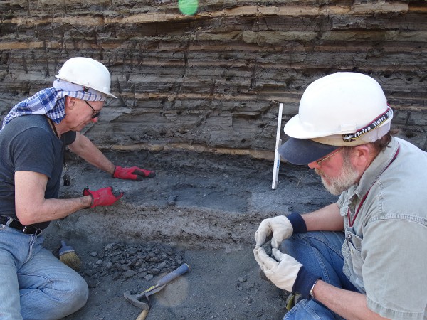 04 From left to right: Ross McPhee (AMNH) and Ken Rose (Johns Hopkins Univ.) digging meticulously the layer for fossils