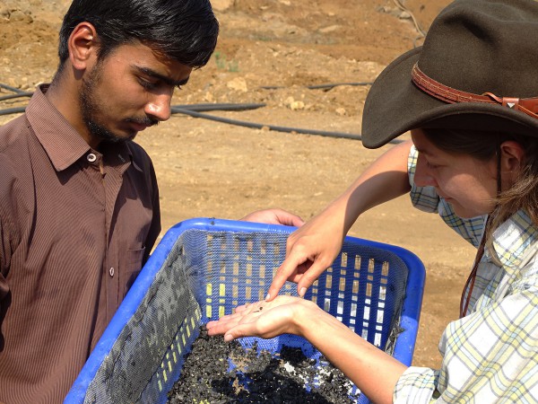 06 Annelise Folie (RBINS) teaching Master student Abisek (Garhwal Univ.) for collecting microvertebrates by the screen-washing technique