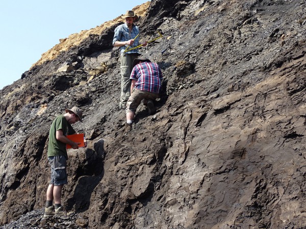 07 From down to up: Thomas Steeman (UGhent), Corentin Noiret (UNamur) and Thierry Smith (RBINS) measuring the different layers and sampling for isotope and palynological analyses