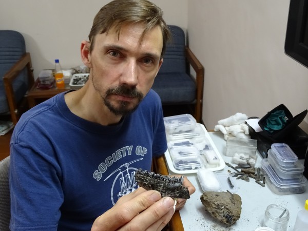 10 Thierry Smith (RBINS) preparing a nice Cambaytherium jaw in the guesthouse