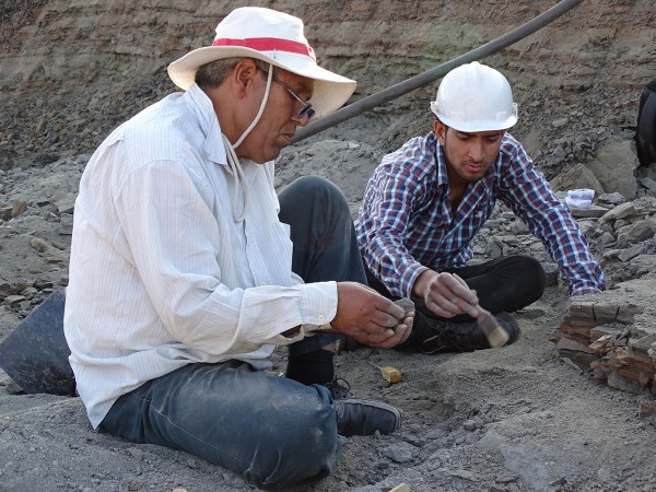 05 From left to right: Rajendra S. Rana and his student Satich (Garhwal Univ.) found vertebrate remains