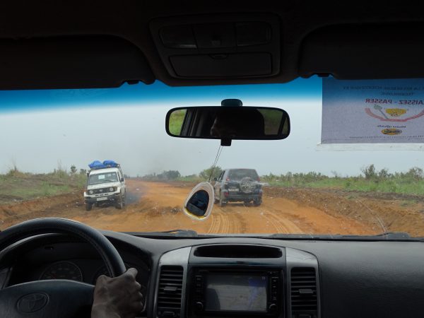 03 On the way to Gungu, 140 km south-east of Kiwit, the asphalt road is replaced by a sandy pathway