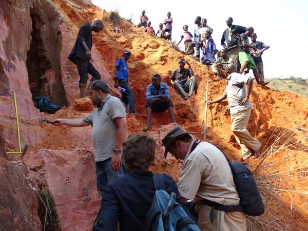 13 Sampling of the Lukwila section: Florias Mees (CRGM) cleans the outcrop; Thierry De Putter (CRGM) describes the sediment; Nicole Kitambala Yaya (CRGM, from back) collects samples