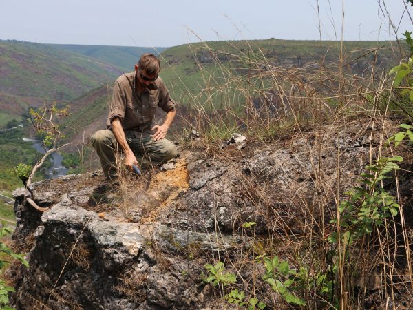 20 Thierry Smith (RBINS) collecting samples at the top of the cliffs of the Batéké plateau near the Maidombe River